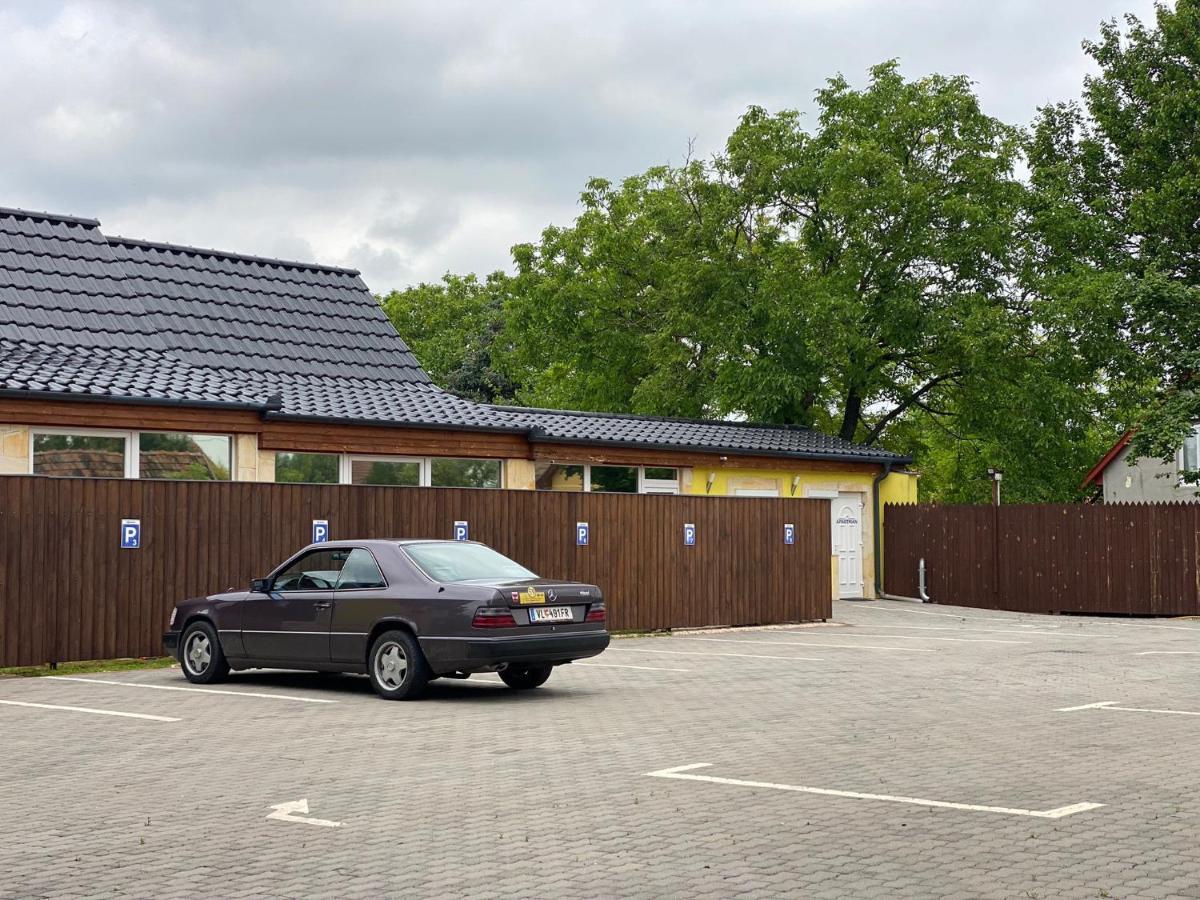 Blueline Motel Jászberény Eksteriør bilde