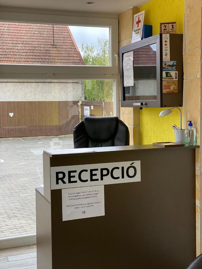 Blueline Motel Jászberény Eksteriør bilde